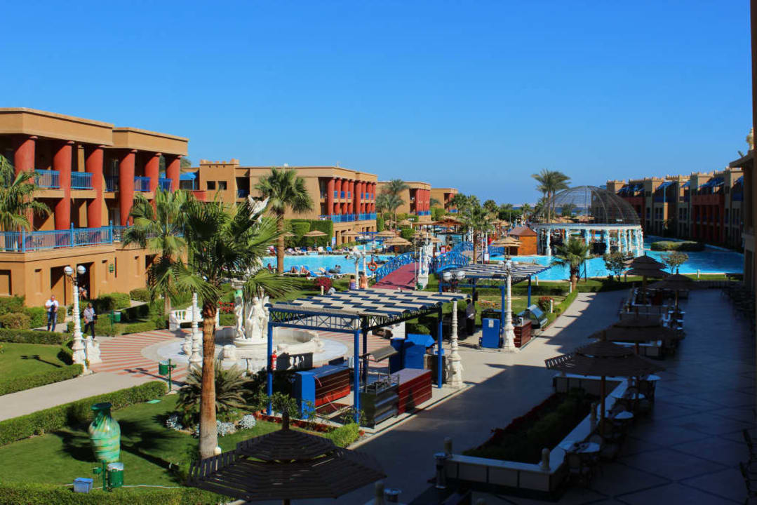 Widok na bar i basen w Titanic Palace Titanic Beach Spa & Aqua Park