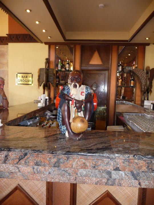 Alter Mann an der Bar Hotel Riu Funana
