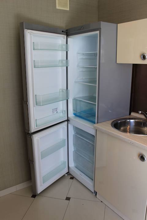 Riesige Kühl- und Gefrier-Kombination Partner Guest House Baseina Street