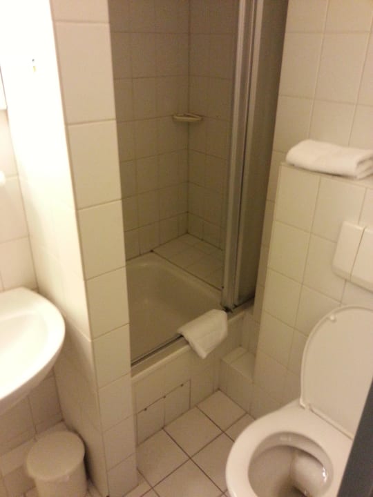 Badezimmer Hotel Ostseehalle Kiel by Première Classe