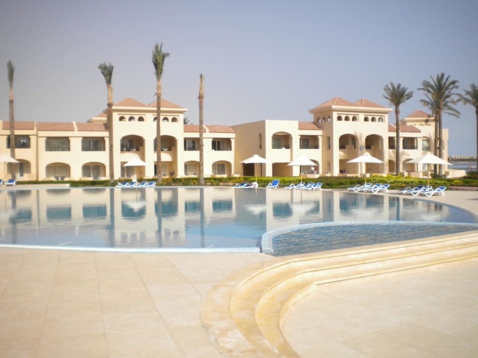 Poolanlage von Poolbar aus in Richtung 5000er-Zim. Cleopatra Luxury Resort Makadi Bay