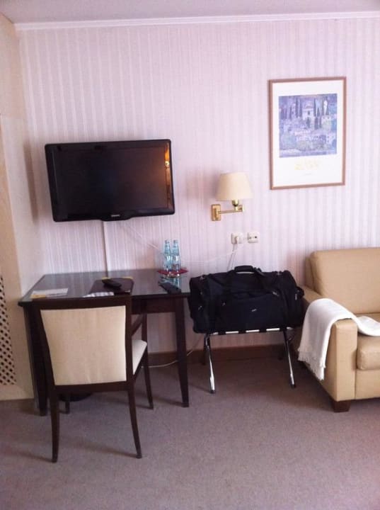 Schreibtisch und Fernseher Atrium Hotel Amadeus
