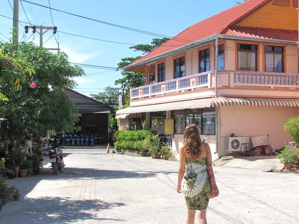 Vorplatz vor dem Baan Rom Mai Baan Rom Mai Resort