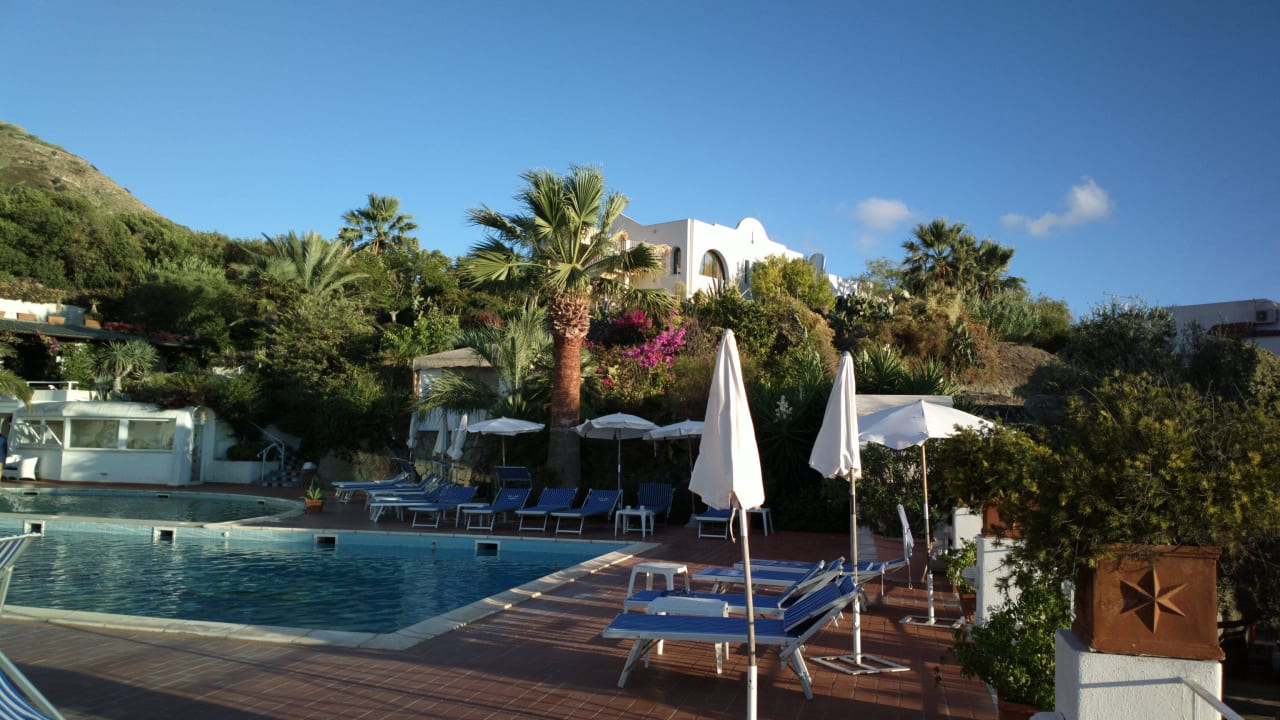 Blick vom Pool zum Haupthaus Hotel Paradiso Terme Resort & SPA