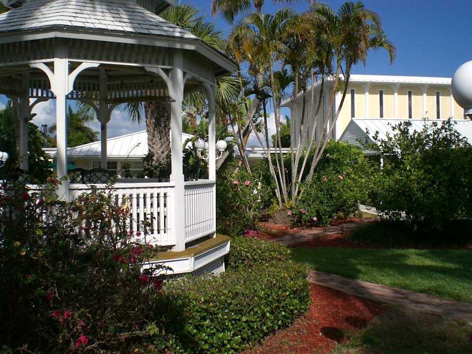 Hotel-Garten mit Pavillon  Hotel Lemon Tree Inn