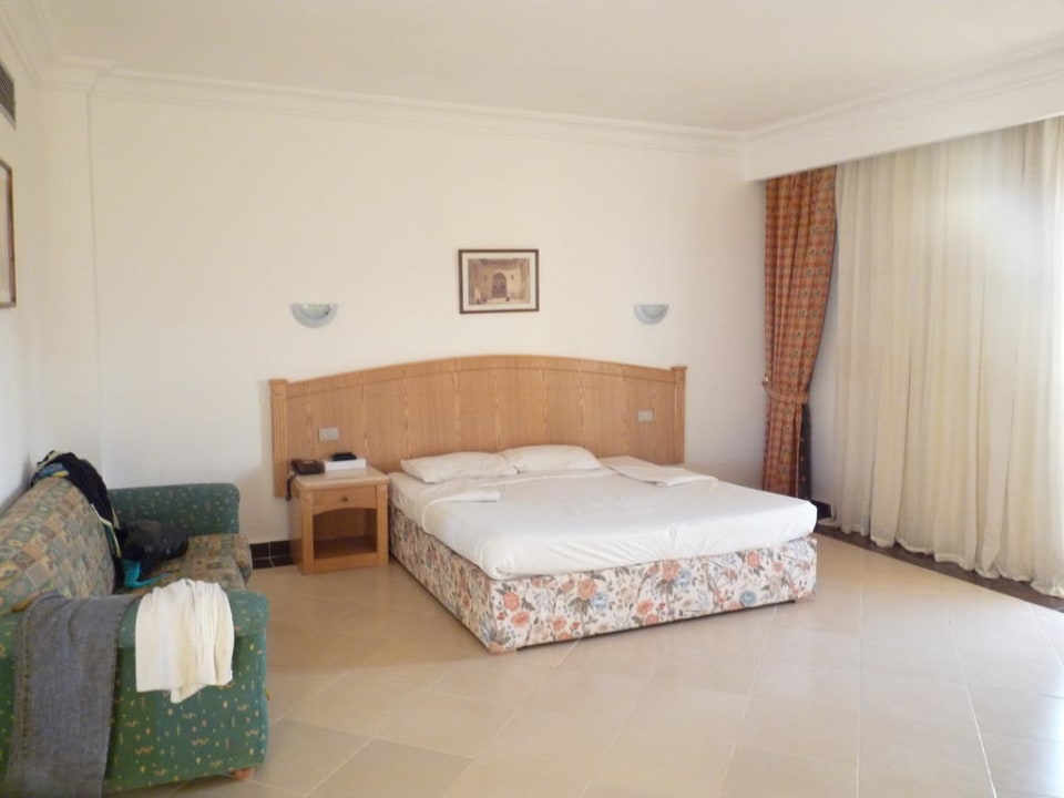 Джуниор сьют. Часть комнаты Pickalbatros Alf Leila Wa Leila Resort - Neverland Hurghada