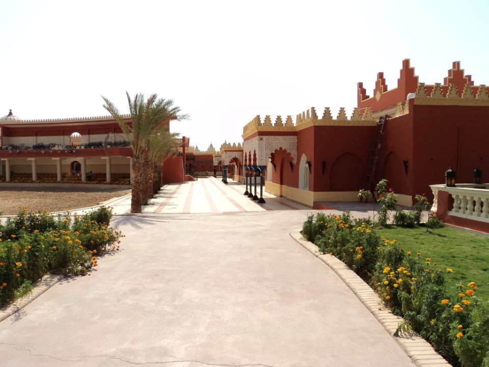 Weg vom 400er Block zum Cafe Du Roi Pickalbatros Alf Leila Wa Leila Resort - Neverland Hurghada