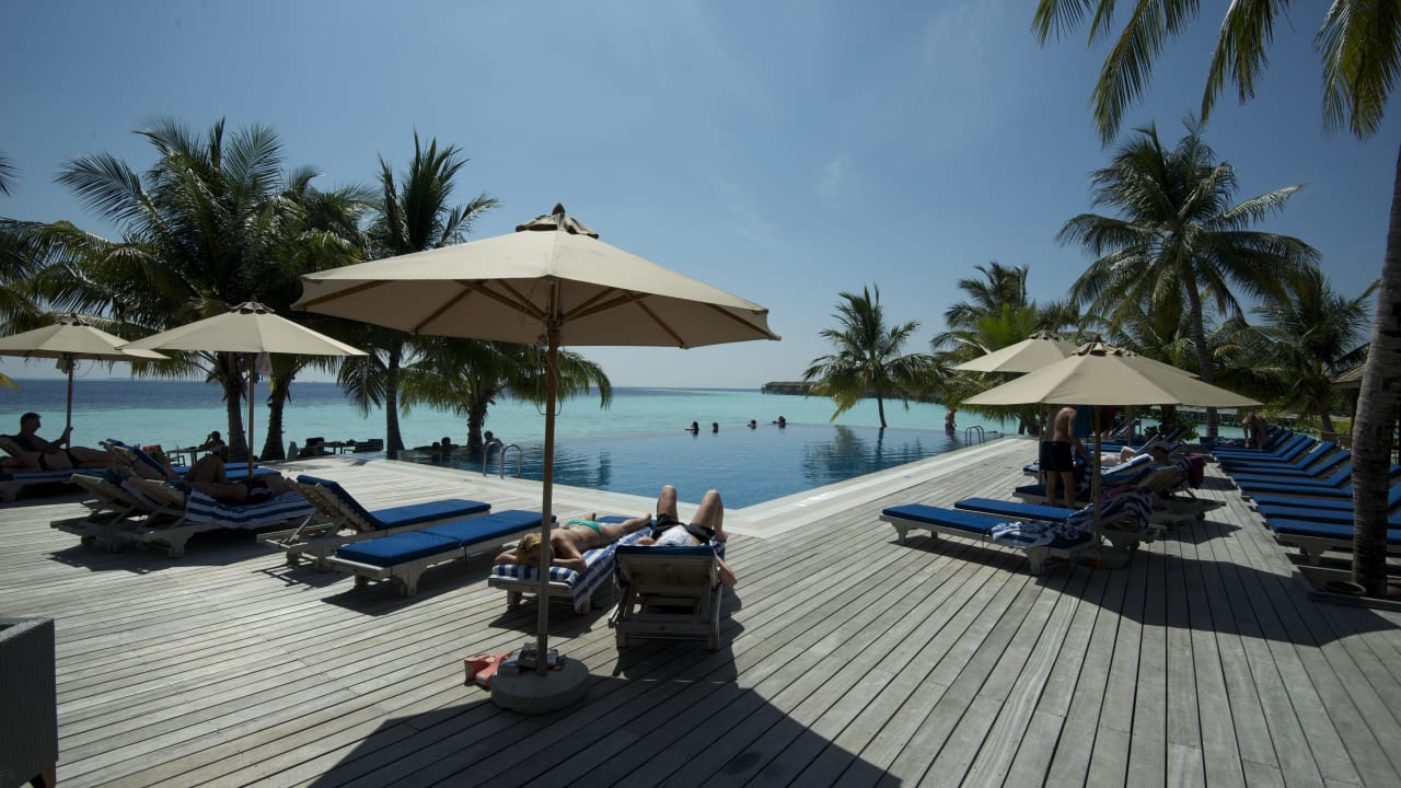 Sunset Bar Pool Vilamendhoo Island Resort & Spa