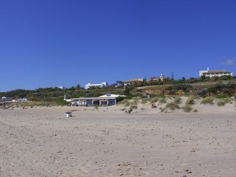 Blick vom Strand auf Hotelanlage Fuerte Conil-Resort