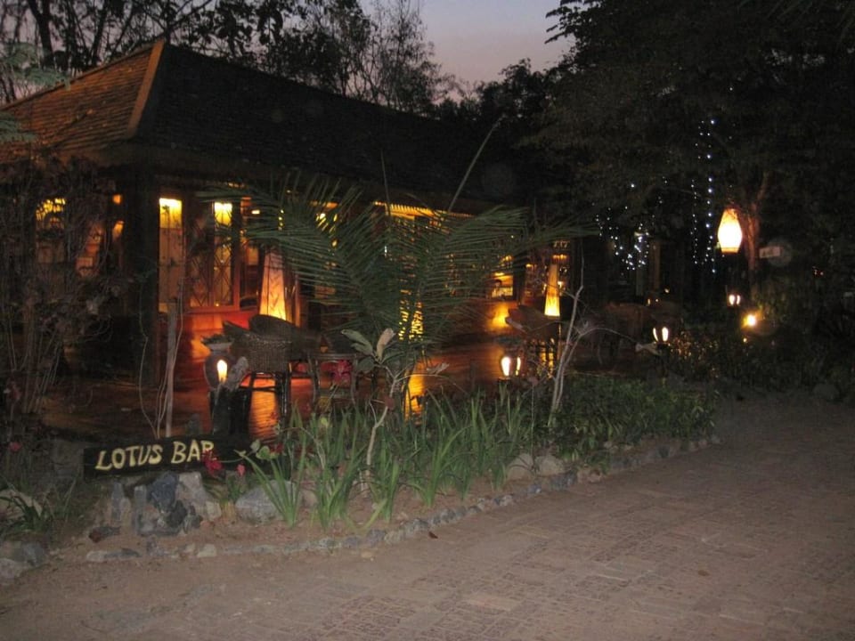 Lotus - Bar am Abend Hotel Inle Lake View Resort