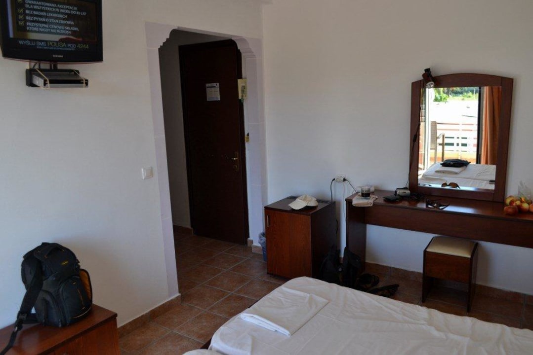 Pokój od strony ulicy Hotel AKTI Arilla