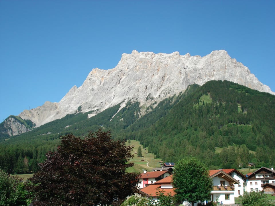Blick auf das Zugspitzmassiv vom Balkon  Ferienhaus Das Bucher