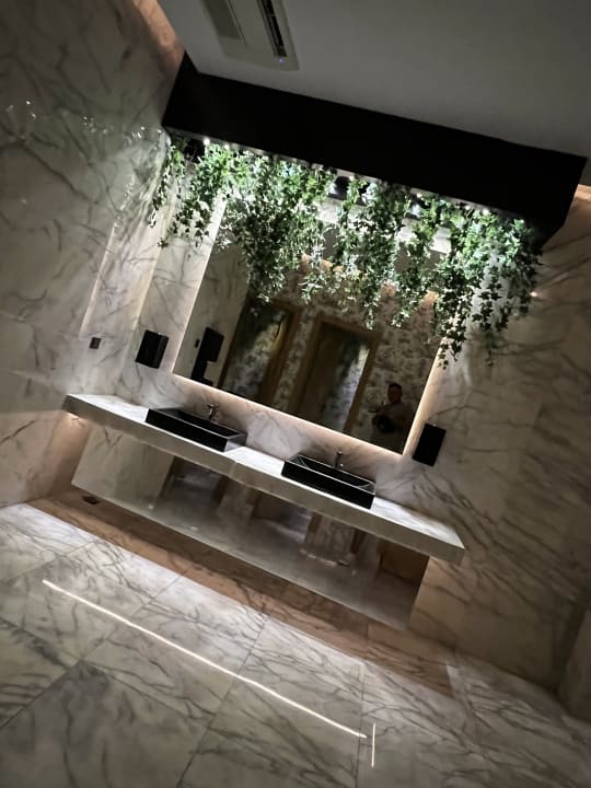 Lobby Rubi Platinum Sign