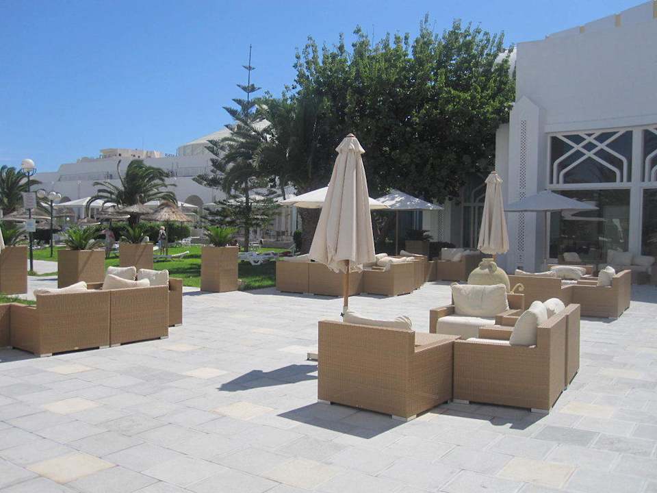 Sitzgelegenheiten beim Pool Hotel Tej Marhaba