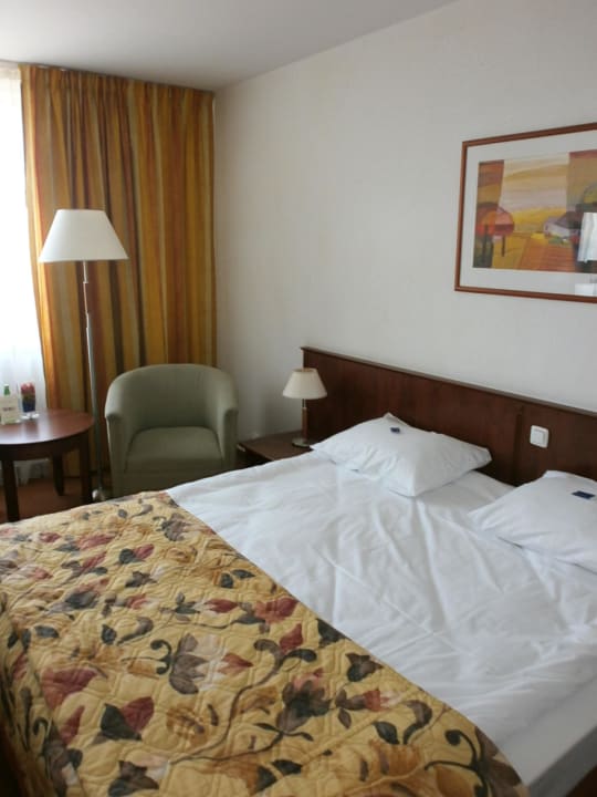 Gemütliches Bett Airport Hotel Okecie