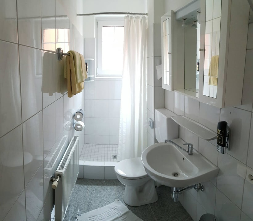 Bad mit Dusche und WC Pension Haus Aschgan