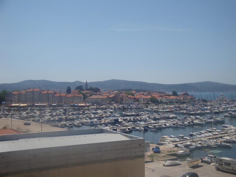 Widok z pokoju na morze i marinę Hotel IN Biograd