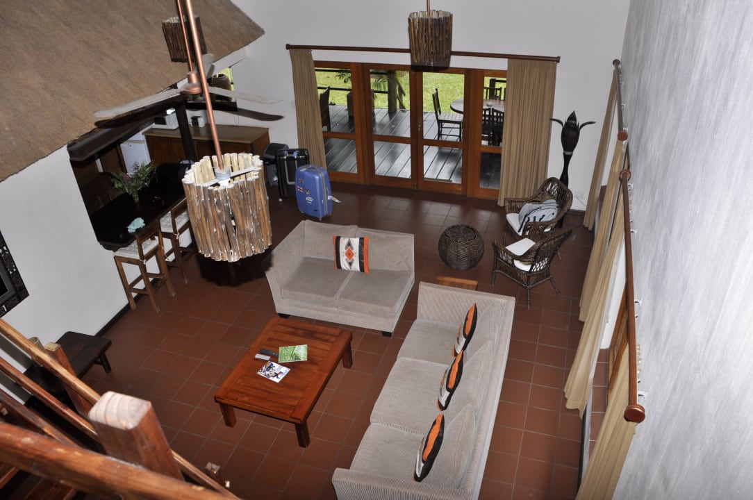 Wohnzimmer mit Küche im Hintergrund aha Sefapane Lodges and Safaris