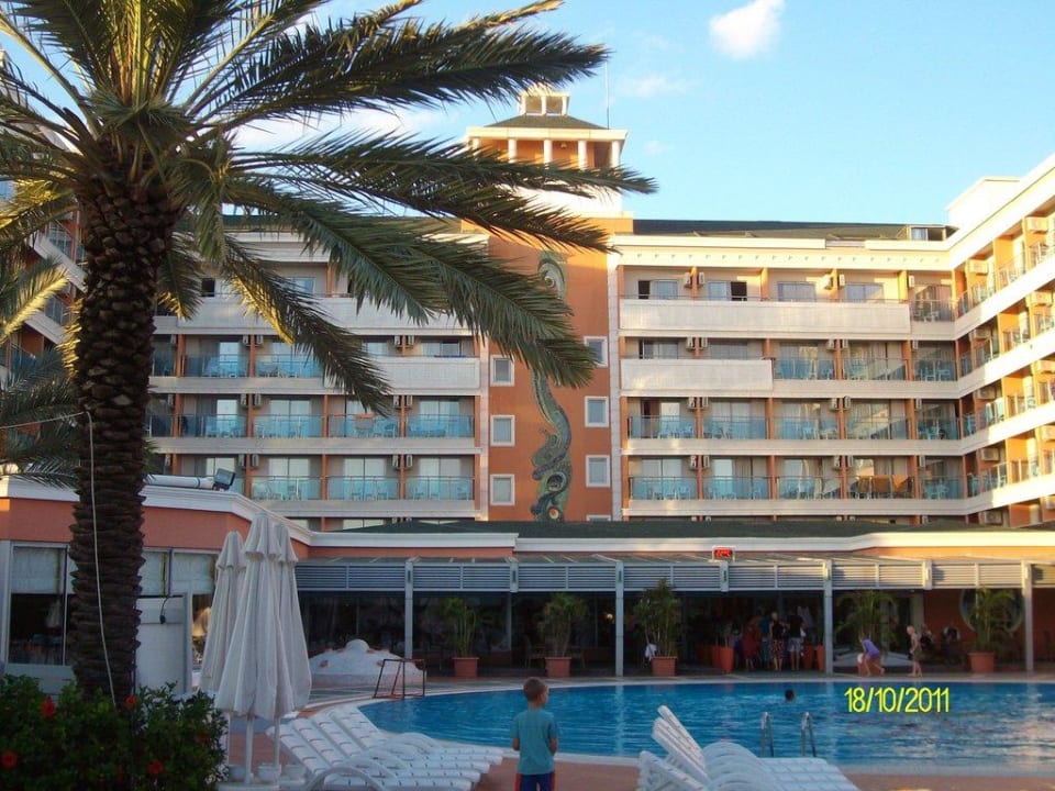 Blick vom Pool aufs Hotel Insula Resort & Spa