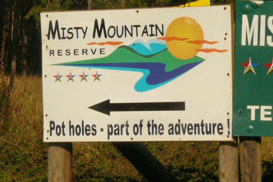 Wegweiser auf dem Weg zum MMR Hotel Misty Mountain Reserve