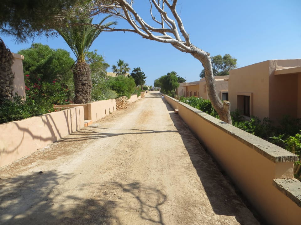 Die Wege zwischen den Bungalows Comino Hotel & Bungalows