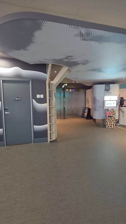 Lobby Hilton Paris Charles de Gaulle Airport