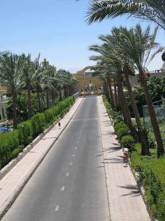 Lange Straße zur Einfahrt Mirage Bay Resort & Aqua Park