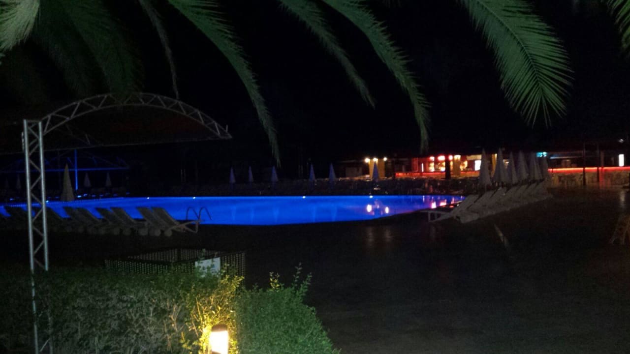 Pool bei Nacht Hotel Miramare Beach