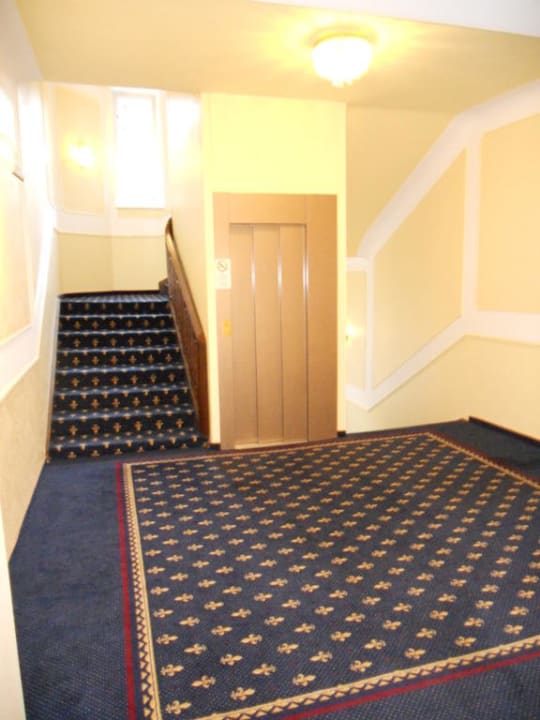 Flur mit aufzug. Grand Hotel Sonnenbichl