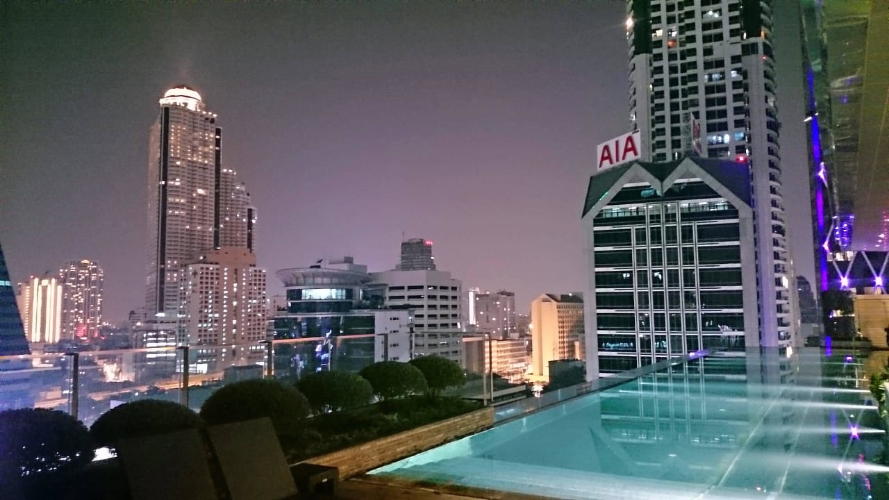 Pool bei Nacht Eastin Grand Hotel Sathorn