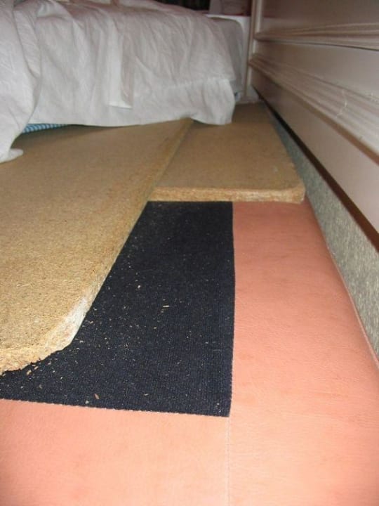 Hotelbett notdürftig mit Spanplatten ausgelegt Sol Puerto de la Cruz Tenerife