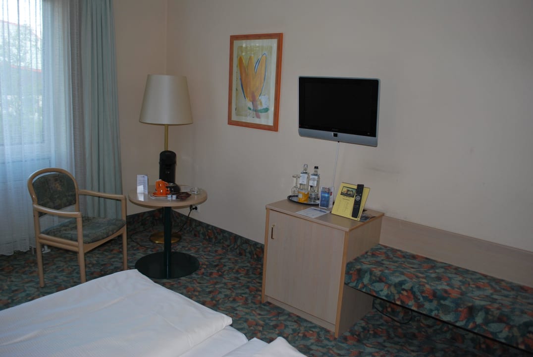 TV Ecke mit Minibar PLAZA INN Chemnitz