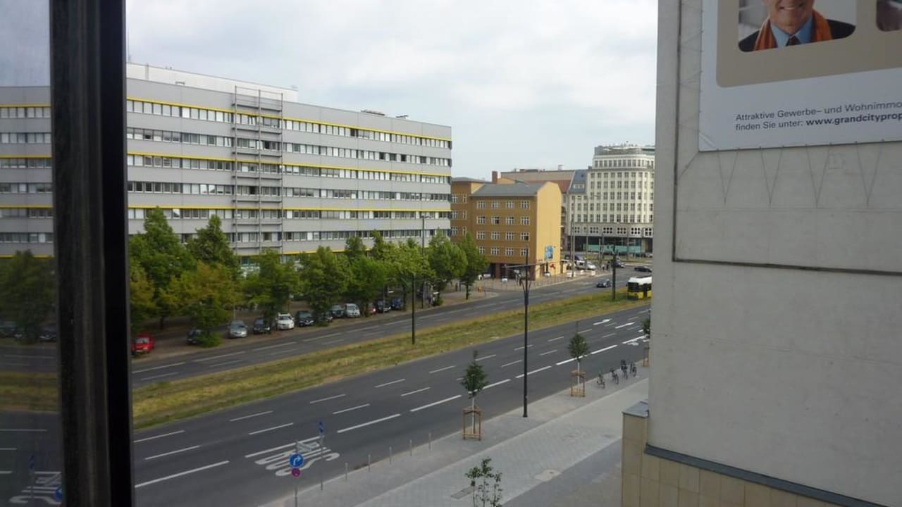 Blick aus dem Fenster zur Straße H4 Hotel Berlin Alexanderplatz