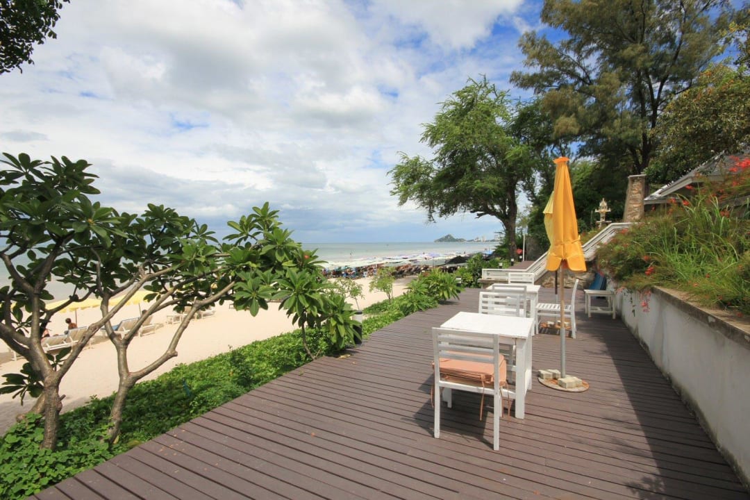 Holzpterrasse oberhalb des Strandes Hotel Baan Bayan Hua Hin
