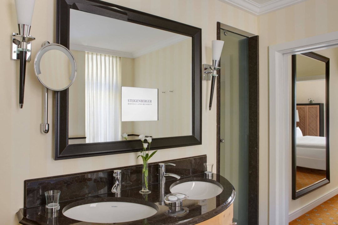 Deluxe Badezimmer mit integriertem Spiegel-TV Steigenberger Icon Grandhotel Belvédère