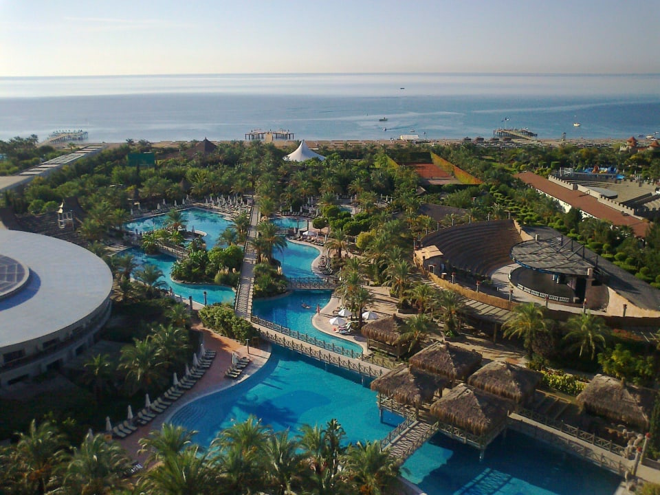 Blick vom 10. Stock über den Garten auf das Meer Royal Wings Hotel