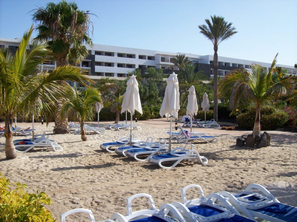 Angeschütteter Sand am Meerwasserpool Hotel Costa Calero
