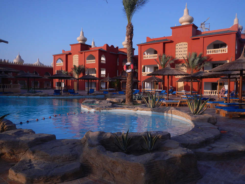 Pool bei 800 Pickalbatros Alf Leila Wa Leila Resort - Neverland Hurghada