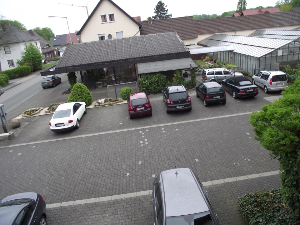 Parkplatz vor dem Haupteingang Hotel Waldkrug