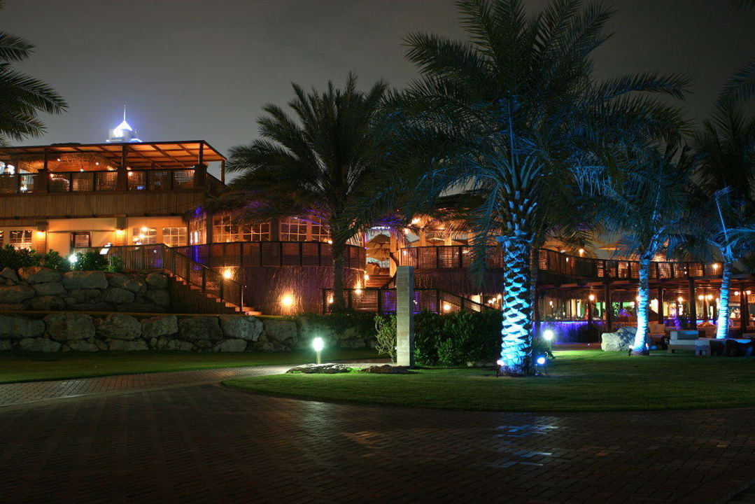 Barasti-Bar bei Nacht Le Meridien Mina Seyahi Beach Resort & Waterpark