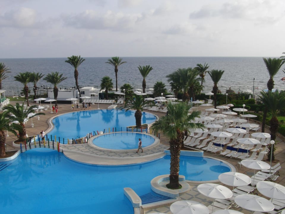 Großer Pool mit Meerblick Hotel El Mouradi Skanes Beach