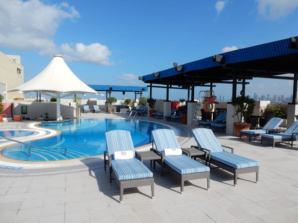 Pool auf dem Dach, klein aber sauber Grand Excelsior Hotel Deira