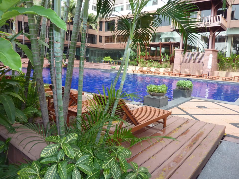 Poolanlage Ramada Plaza by Wyndham Bangkok Menam Riverside