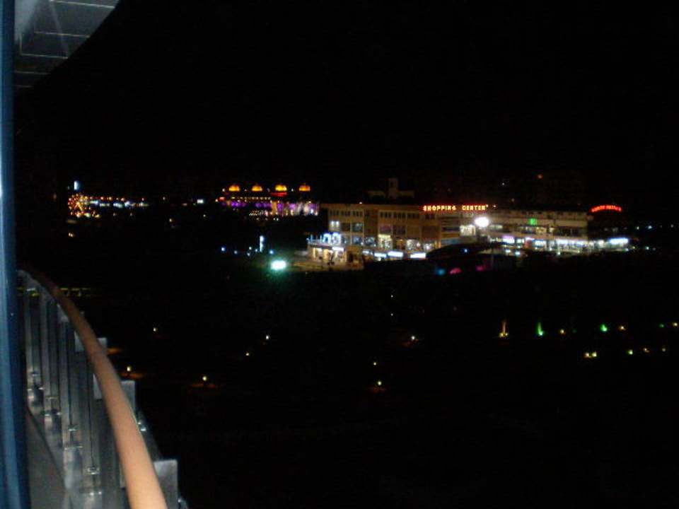 Ausblick vom Balkon bei Nacht auf die Shoppingmall Hotel Baia Lara