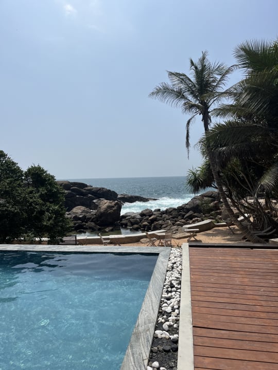 Pool Thaproban Pavilion Waves