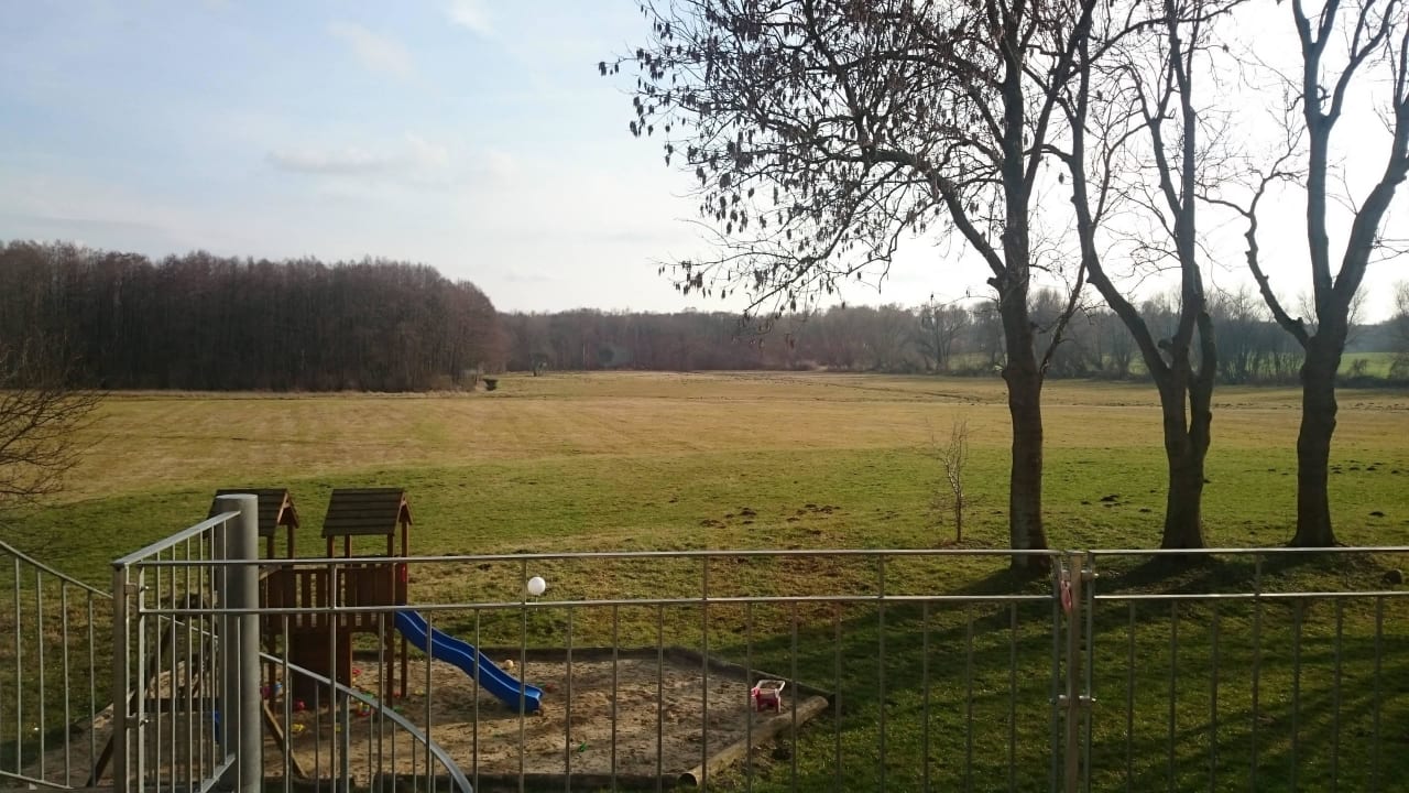 Blick aufs Feld und zum Spielplatz  Gutshof Woldzegarten