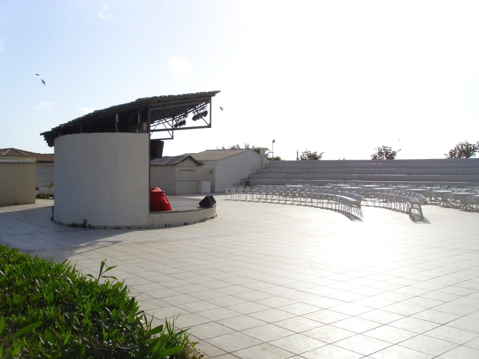 Amphitheater Bild 2 Sandy Beach Resort