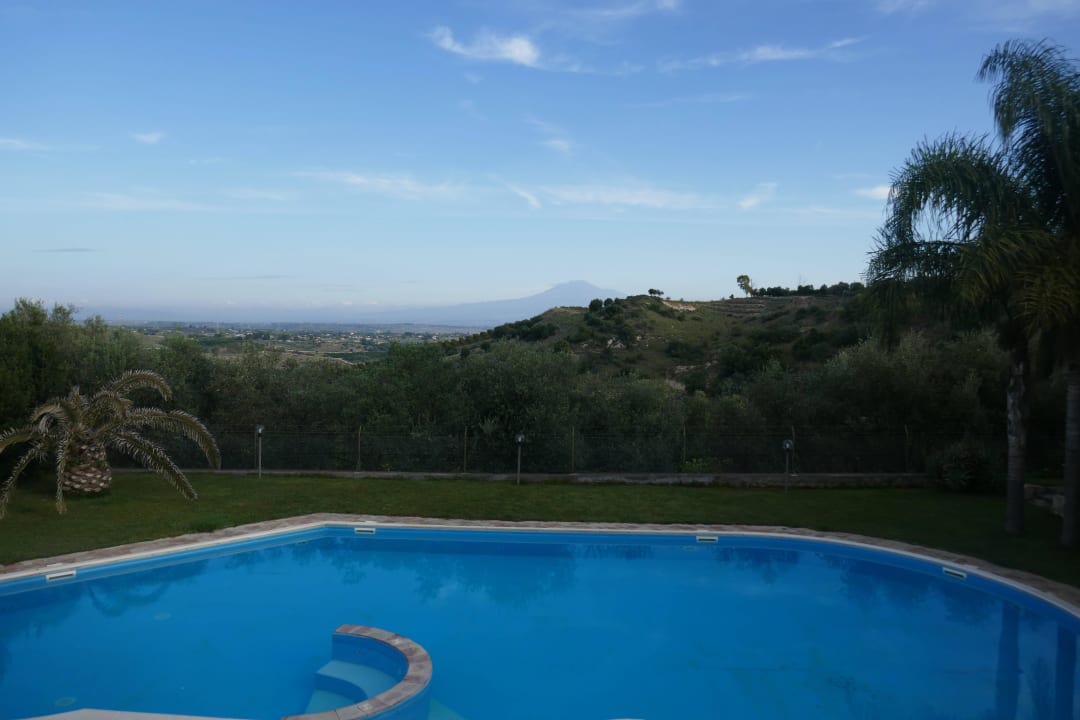 Blick von der Terrasse über den Pool zum Ätna Agriturismo Le Chiuse