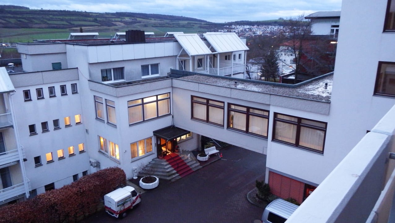 Ausblick vom Zimmer auf Gebäude und Umgebung Vitalhotel König am Park