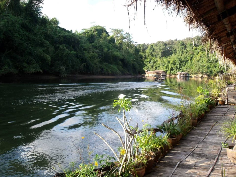 Von der Veranda auf den Kwai Noi Madatara Raft House